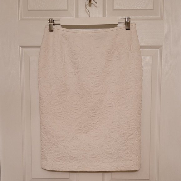 Kasper Ivory White Embossed Pencil Skirt Size 4P - Picture 2 of 7